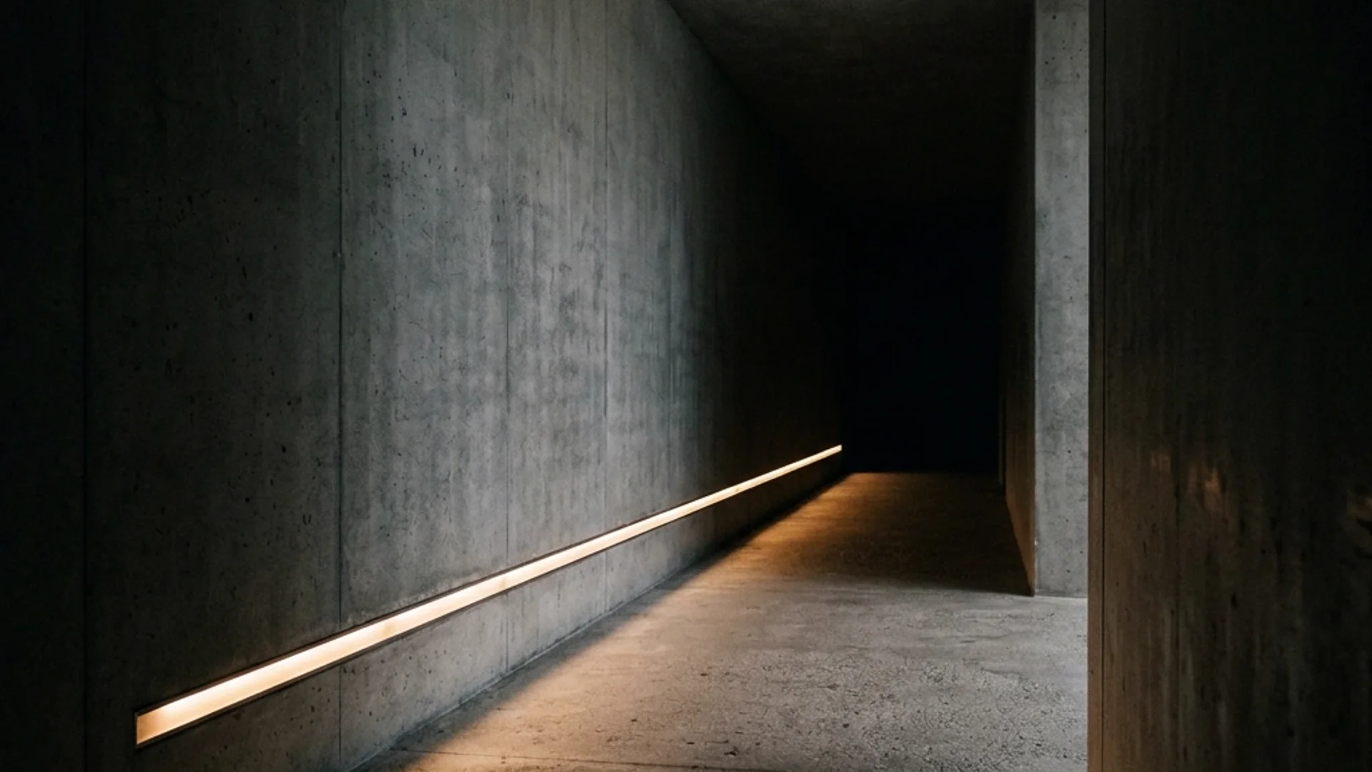 Pasaje de concreto recorrido por una línea de luz